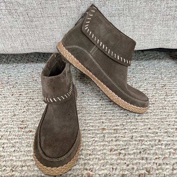 UGG Varney Casual Boots size 6 - Picture 4 of 11